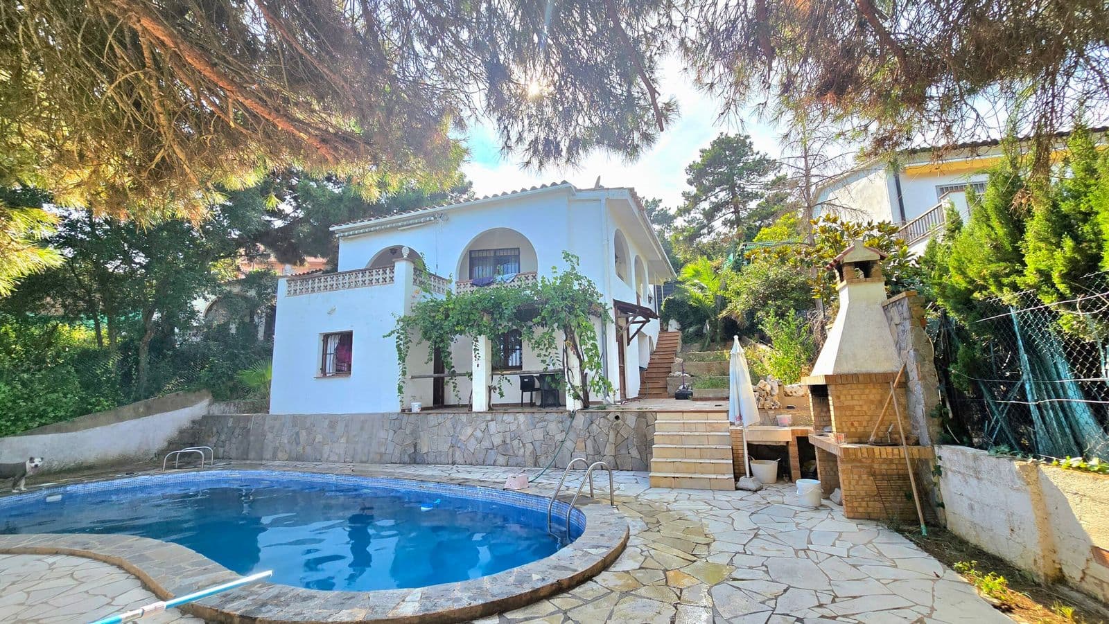 House with Land, Pool, and Parking for Sale in Lloret de Mar