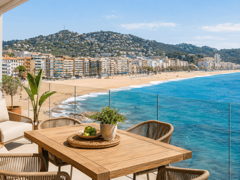 Terraza de una vivienda turística con vistas al mar y al frente marítimo de Lloret de Mar